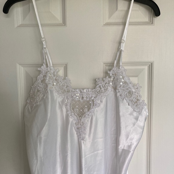 Alexandra Nicole Lg. & long wh w/lace, pearls, sequins nightgown.   $39 - Picture 2 of 8